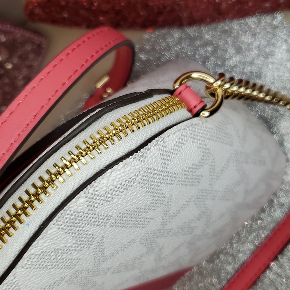 ๐HP๐ Michael Kors ๐NWT๐ Hibiscus Center Stripe Dome Crossbody Purse!๐๐๐ - Picture 8 of 16